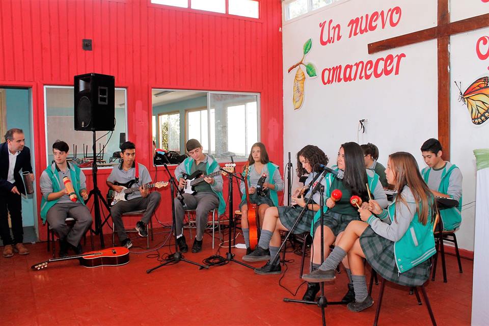 Estudiantes de Enseñanza Media en el taller de música