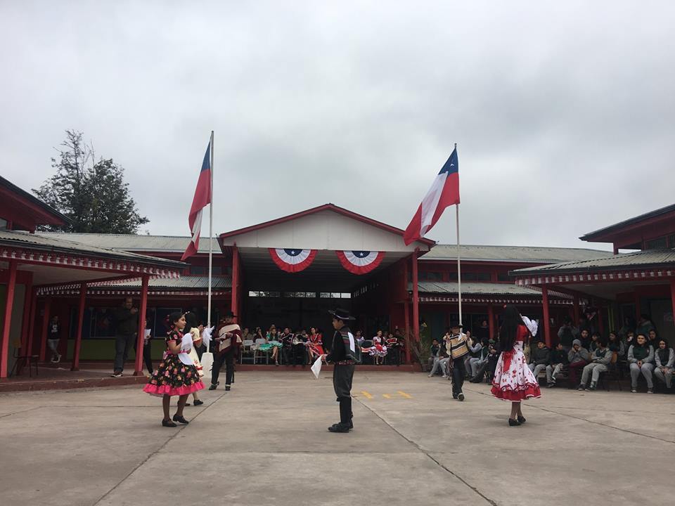 Cuadrilla de cueca en el patio del colegio durante Fiestas Patrias